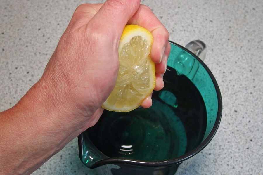 Das Wasser in eine Kanne (oder Karaffe) geben. Nun die halbe Zitrone darüber auspressen und etwas flüssigen Süßstoff dazugeben, umrühren, FERTIG! Am besten noch kalt stellen, schmeckt besser.