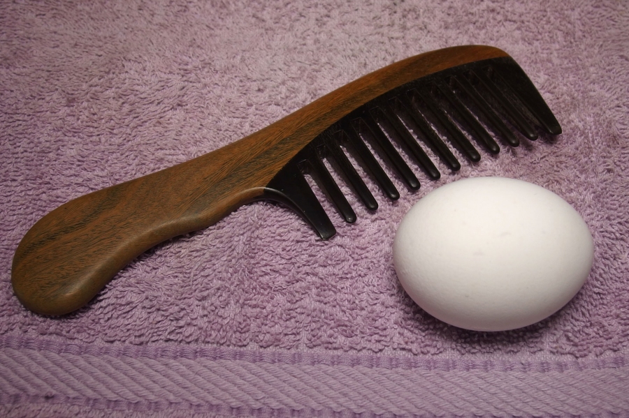 Weiches schönes und glänzendes Haar mit einer Eierpackung.