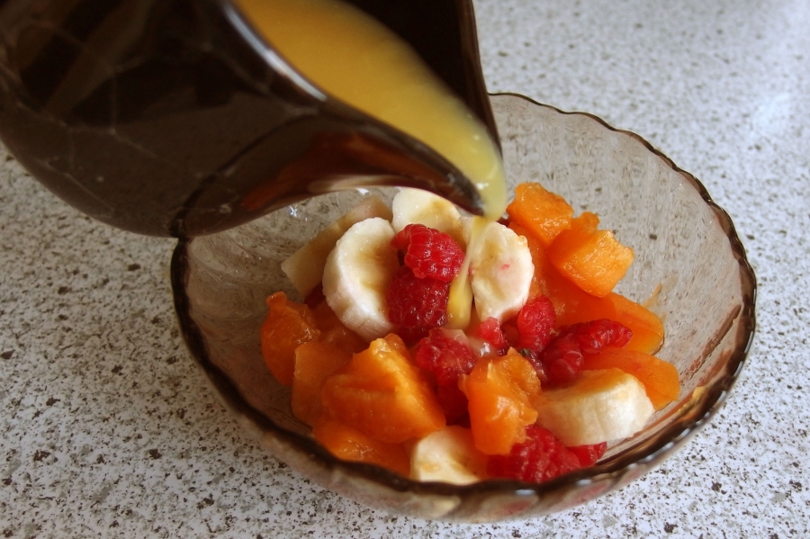 Ein Dressing aus Orangensaft und Honig für den Obstsalat - das schmeckt lecker!