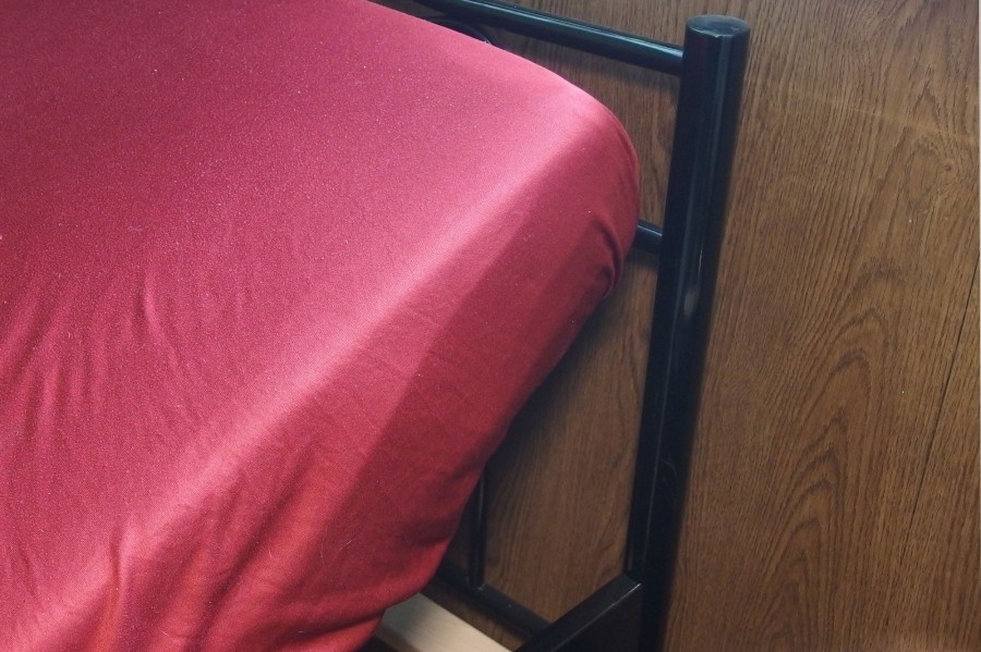 Bettlaken sind schnell ausgetauscht, sofern man einen verstellbaren Matratzenrost hat. Im Alter tut man sich mit manchem aber nicht mehr so leicht. 