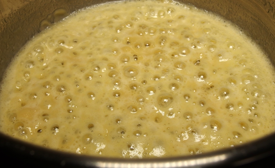 Die Butter wird in einem Topf geschmolzen, das Mehl eingerührt und zwei Minuten bei kleiner Hitze weitergerührt.