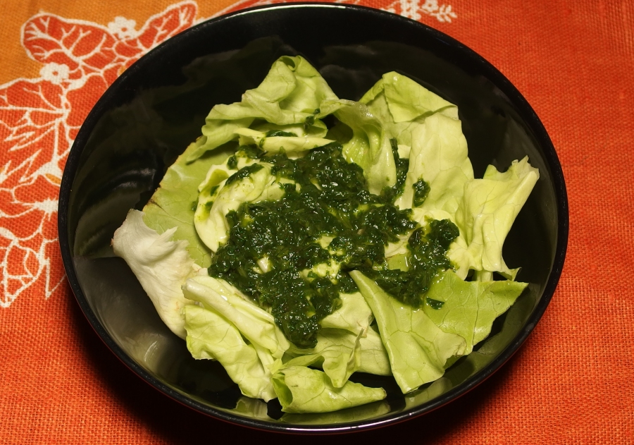 Insbesondere mit frischen Kräutern, ein leckerer Salat gehört bei uns regelmäßig auf den Tisch. 