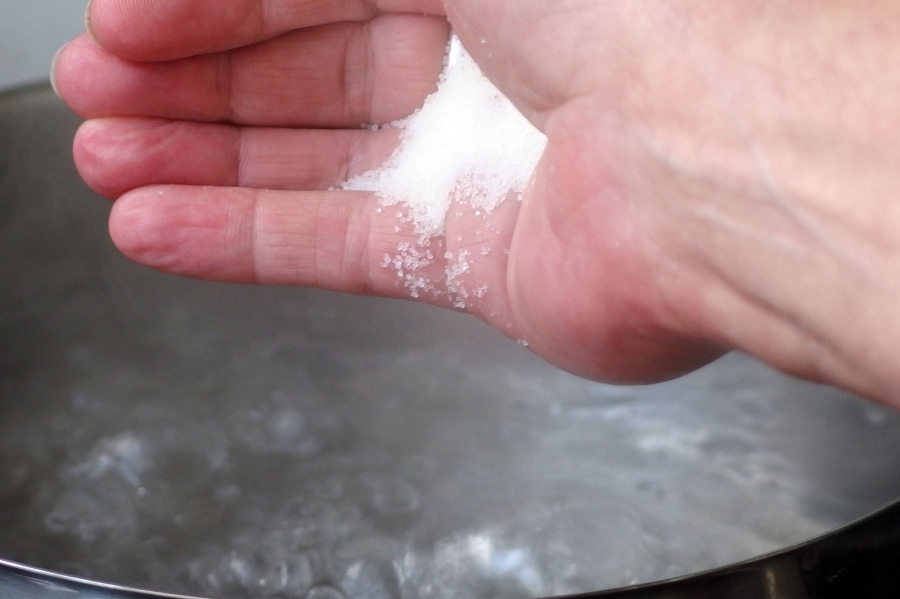 Nudelwasser kocht schneller mit der Zugabe von Salz.