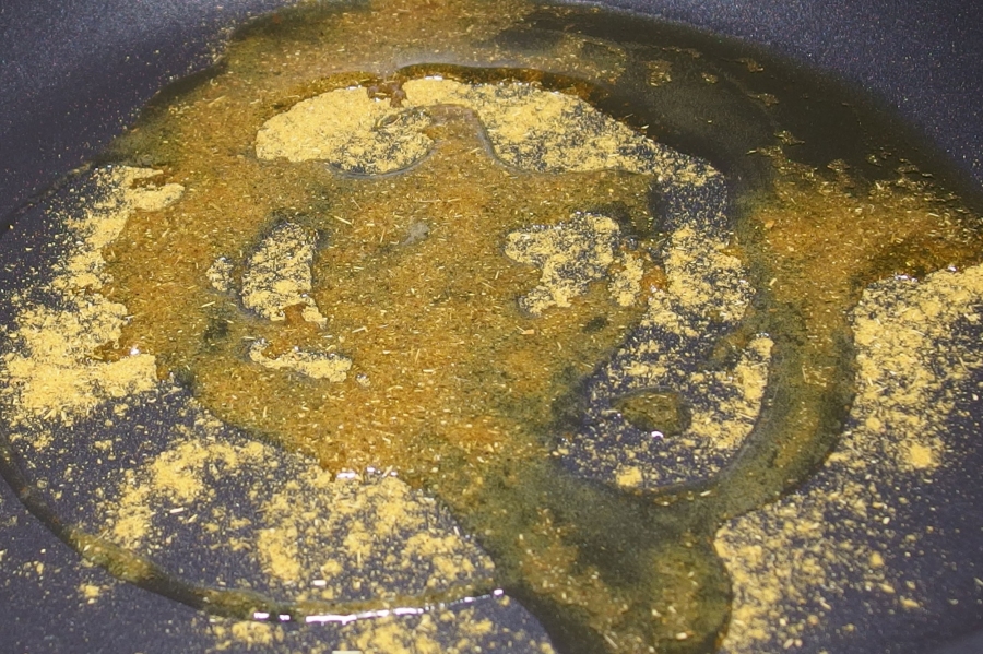 In die Pfanne etwas Öl geben, Currypulver leicht anbraten.