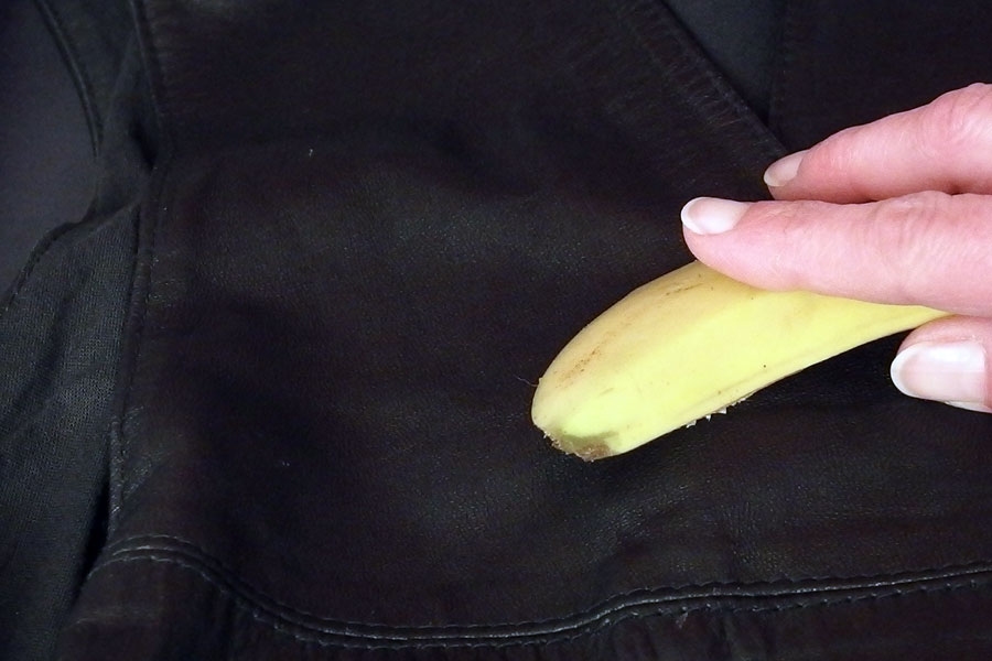 Leder mit Bananenschale pflegen.