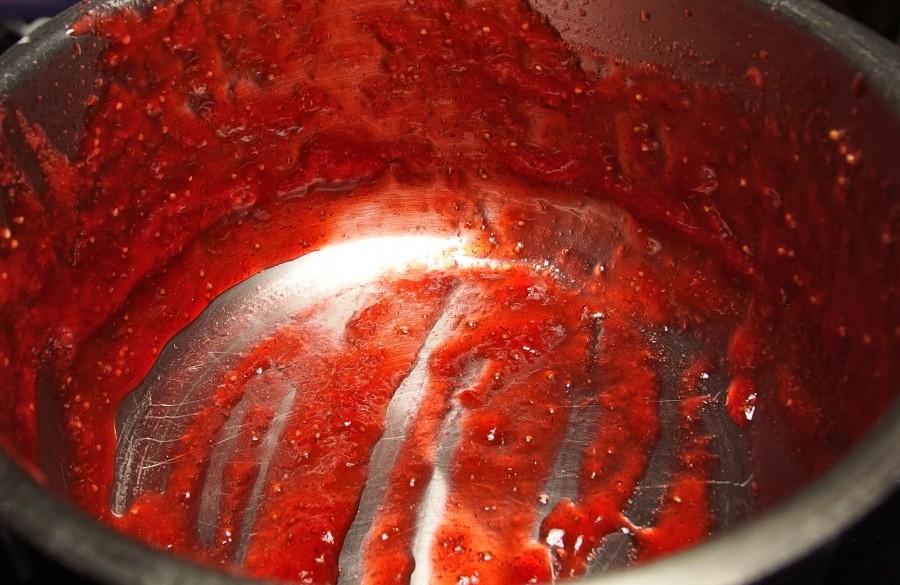 Den beim Kochen von Marmelade verbleibenden Rest im Topf mit einem Becher Naturjoghurt lecker verwerten.