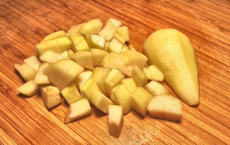 Birnen für das Kompott vorbereiten: 1 kg Birnen schälen, vierteln, entkernen, klein schneiden.