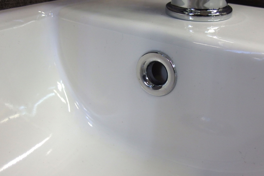 Waagerechten Abfluss in Spülen mit der Gebissreiniger-Variante reinigen.