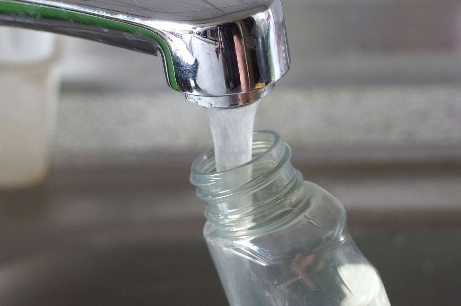 Nachfüllbeutel für Glasreiniger: Reste mit Wasser ausspülen und verwerten.