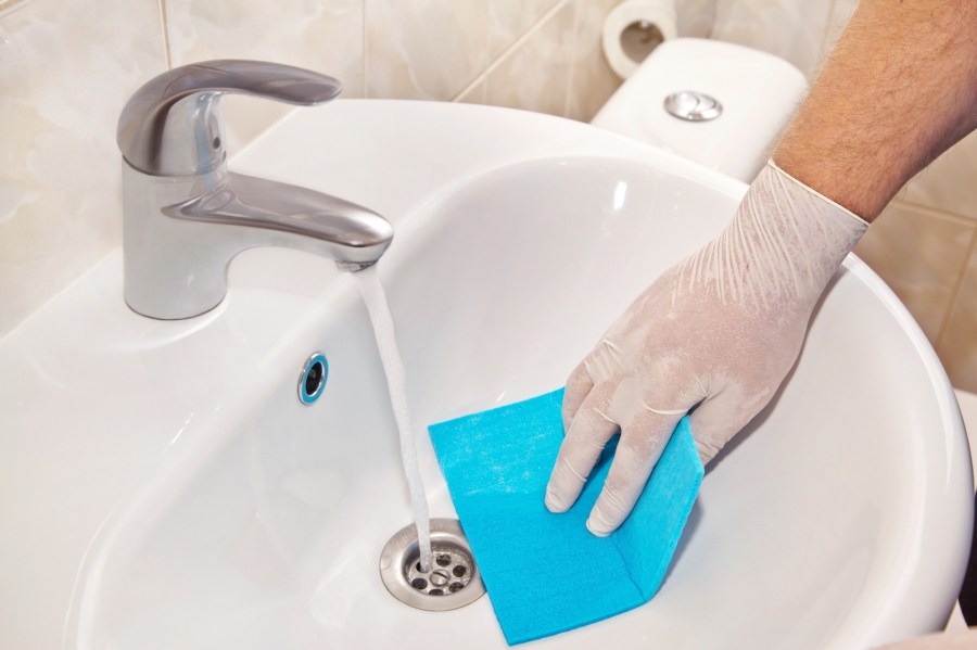 Mit einem WC-Reiniger Tab kann man gelbe Ränder im Waschbecken gut entfernen