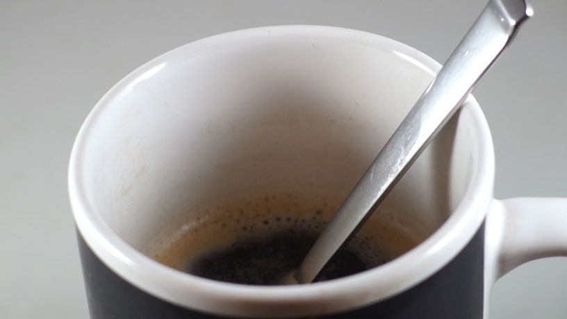 Kaffee zu heiß? Statt kaltes Wasser einfach einen Kaffee-Eiswürfel zum Kaffee geben, dann verwässert der Kaffee nicht