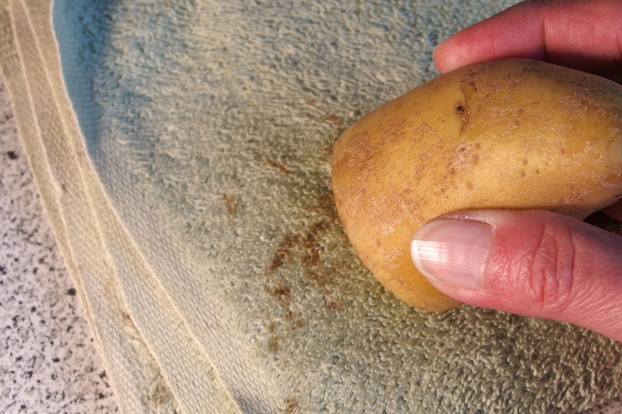 Jodflecken mit einer Kartoffel einreiben, dann mit klarem Wasser auswaschen.