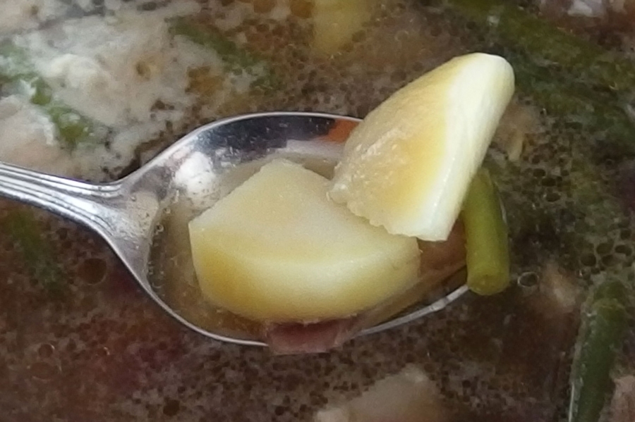Ist die Suppe mal "verliebt" ausgefallen, d. h. zu salzig, dann hilft es, kleine gewürfelte rohe Kartoffelstücke eine Weile mitkochen zu lassen. 