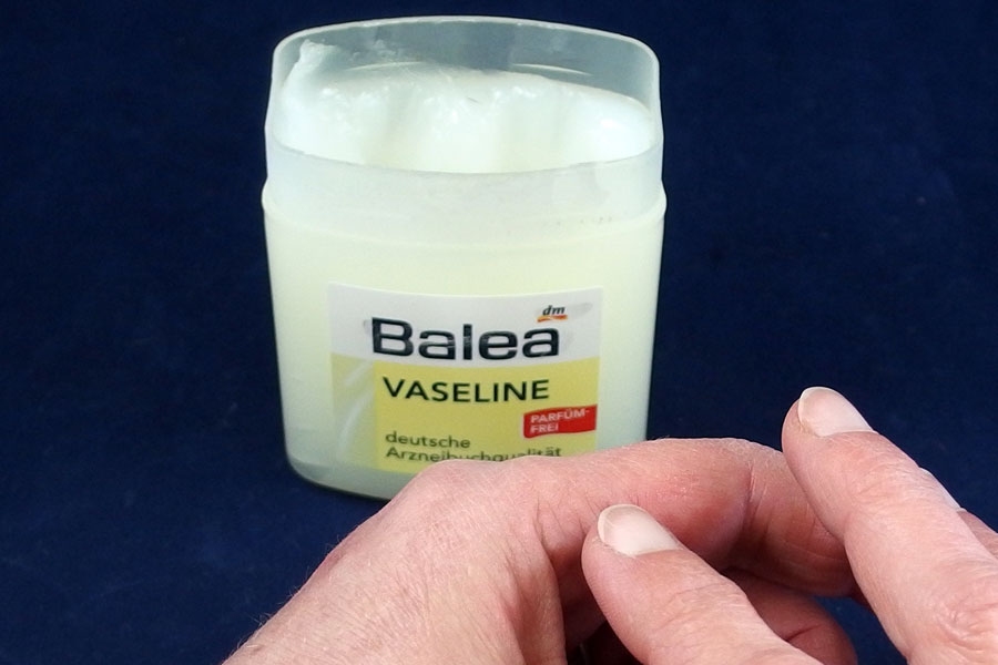 Bei rauer Haut an Ellogen und Knien, hilft Vaseline.