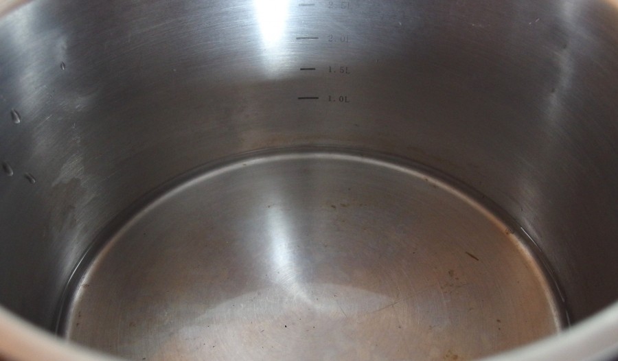 Ein Tipp zum Sparen von Wasser beim Abwaschen von Kochtöpfen.