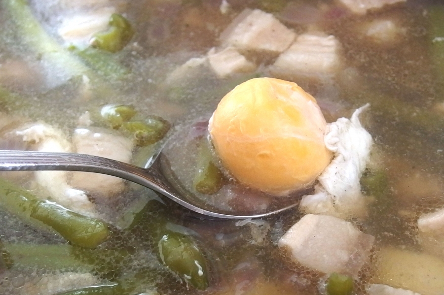 Zu salzige Suppe? Ein Ei bindet das Salz an sich und rettet oftmals die Suppe.