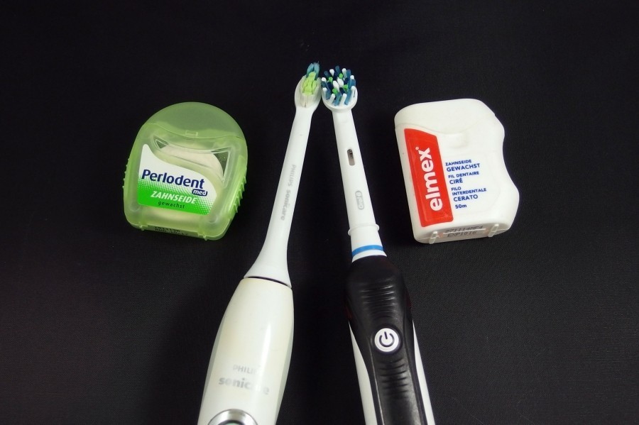 Reinigungstipps für die Zähne von einer zahnmedizinischen Fachangestellten.