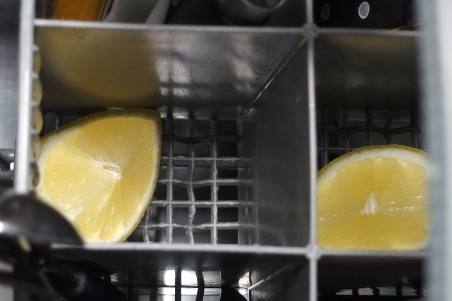 Glanz und Frische zaubert man sich bei jedem Geschirrspülgang, indem man eine Zitrone halbiert, eine Hälfte nochmal halbiert und die beiden Viertel in den Besteckkorb gibt.