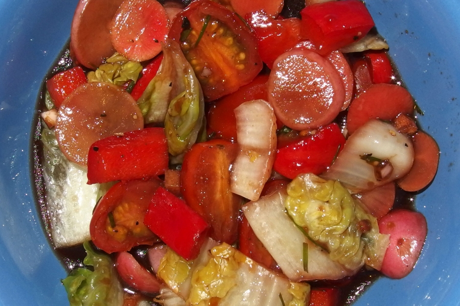 Grundmischung für Salatsoße auf Vorrat herstellen und im Kühlschrank aufbewahren.