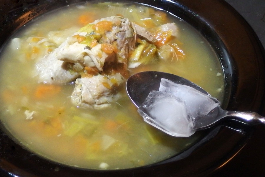 Einfach in die heiße Suppe 1-2 Eiswürfel geben - einmal umrühren - und die Suppe hat eine angenehme Esstemperatur.