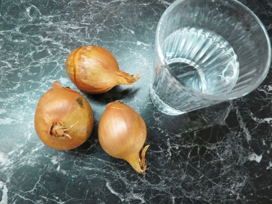 Zwiebeln schneiden ohne Weinen? Einfach einen Schluck Wasser in den Mund nehmen und dann ganz normal die Zwiebel schneiden.