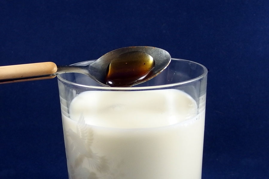 Milch mit Imkerhonig hilft gegen Halschmerzen.