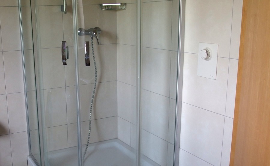 Kalkbildung in Duschkabinen nach jedem Duschen mit heißem Wasser verringern.