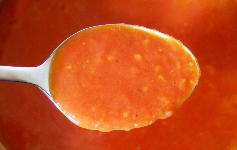 Dieses Tomatensoßen Rezept von Mama Italia schmeckt sehr gut, ist leicht zuzubereiten und hat nur wenig Kalorien.