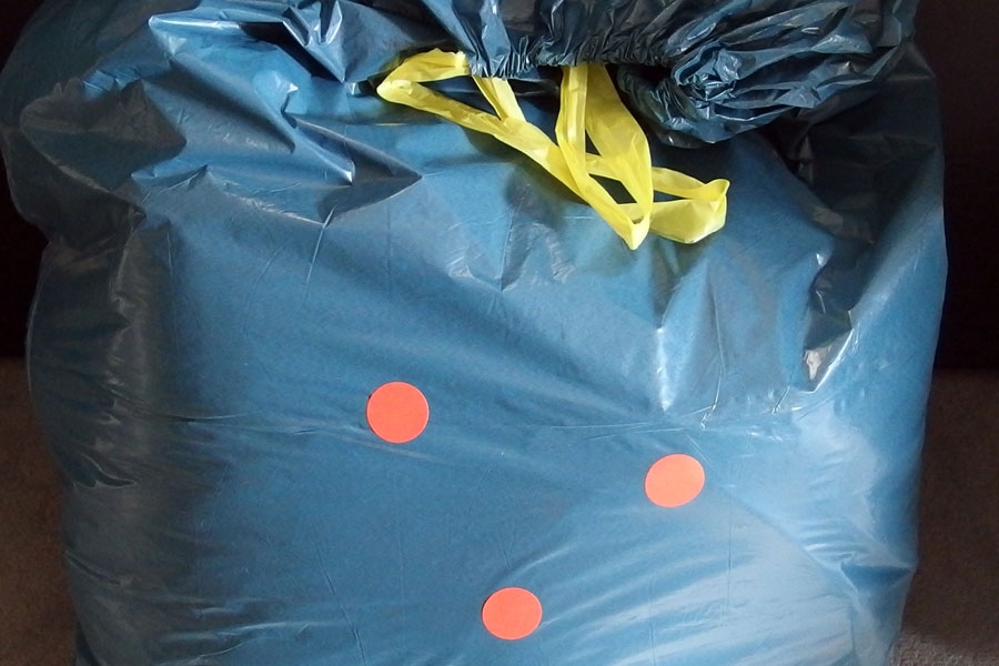 Große Geschenke verpacken: Man nehme einen großen blauen / schwarzen Müllsack & beklebe ihn mit farbigen Markierungspunkten. Oben mit Geschenkband bzw. Tesafilm verschließen - Fertig. 
