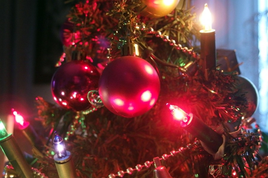 Lichterkette am Weihnachtsbaum anbringen - nützliche Tipps.