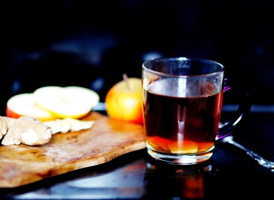 Heißer Apfelsaft mit Ingwer: Gut gegen aufkommende Erkältung und super-simpel zuzubereiten.