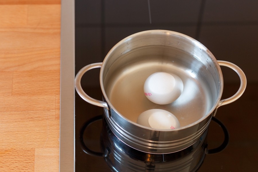 Exaktes Dreieinhalb-Minutenei ohne Uhr kochen: Eier ins kalte Wasser legen (so dass sie gut mit Wasser bedeckt sind) und kurz, nachdem das Wasser angefangen hat zu kochen, rausnehmen.  