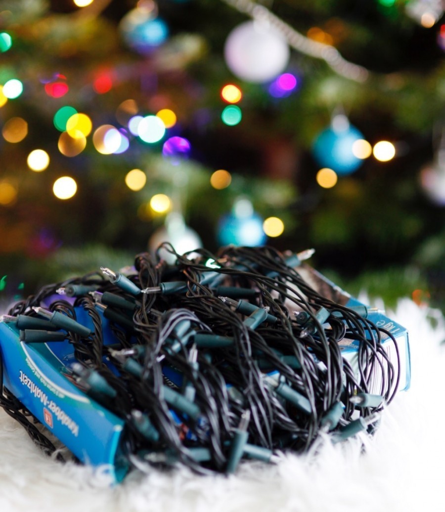Lichterkette aufbewahren: So kann die Lichterkette nicht verknoten und lässt sich kommendes Weihnachten ganz einfach wieder abrollen.
