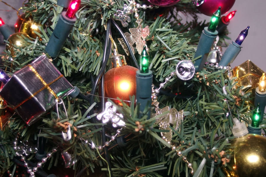 Weihnachtsbaum einfacher abschmücken: Ein weiches Tuch in einen Weidenkorb, alle Kugeln nacheinander abnehmen und in den Korb. Dann - im Sitzen - die Kugeln in die Schachteln einsortieren.