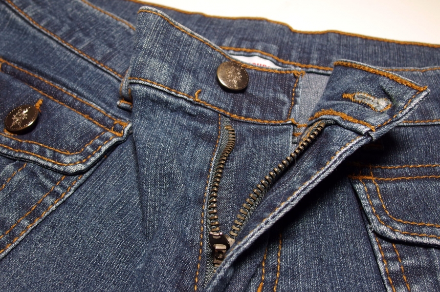 Oft hält der Reißverschluss nach einiger Zeit, meistens bei Jeans, nicht mehr oben. So erspart man sich einen Neuen einzunähen.