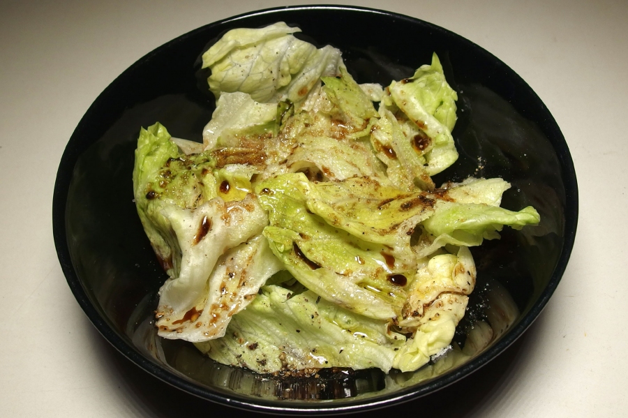 Eine leckere Salatsoße für einen großen Eisbergsalat ist schnell zubereitet.