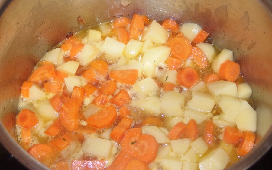 Nach der Garzeit von ca. 20 bis 30 Minuten, wird die Gemüse-Kartoffel-Masse, incl. der Kochflüssigkeit, mit einem Kartoffelstampfer nicht zu fein püriert und dann mit Pfeffer, Salz, Muskat und dem EL Senf (ggfs. auch etwas mehr), gewürzt.