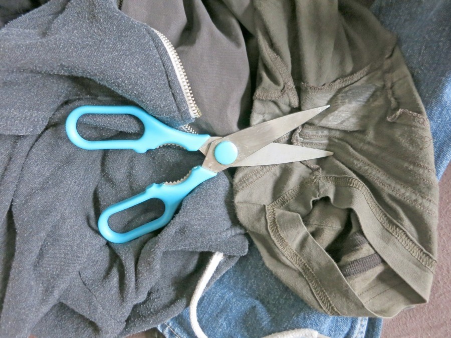 Einfach zum Schmunzeln: Falls du hartnäckige Flecken auf der Kleidung hast, schneide sie mit einer scharfen Schere aus!