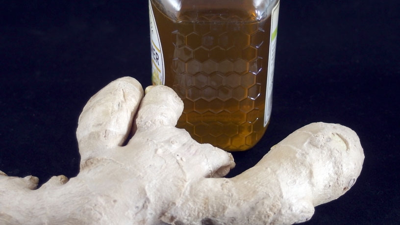 Honigreste verwerten: Honig verflüssigen und mit Ingwer aufpeppen.