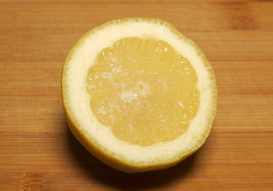 Aufgeschnittene halbe Zitrone trocknet etwa zwei Wochen nicht mehr aus mit folgendem Tipp.