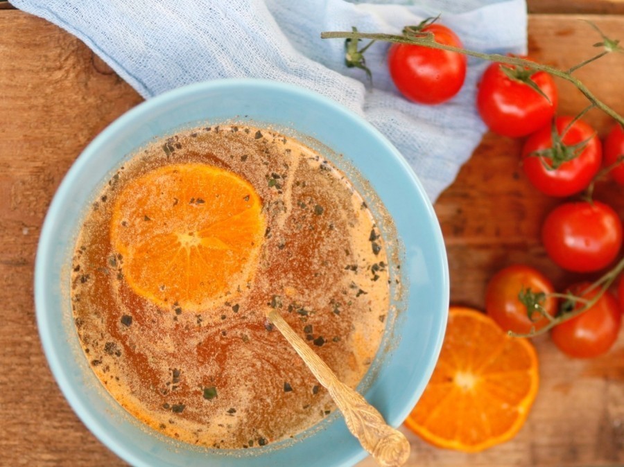 Die Orangen-Tomatensuppe ist eine sehr schmackhafte Suppe, etwas ungewöhnlich, weil sich die Kombi etwas ausgefallen anhört. Sie ist gar nicht schwer zuzubereiten.