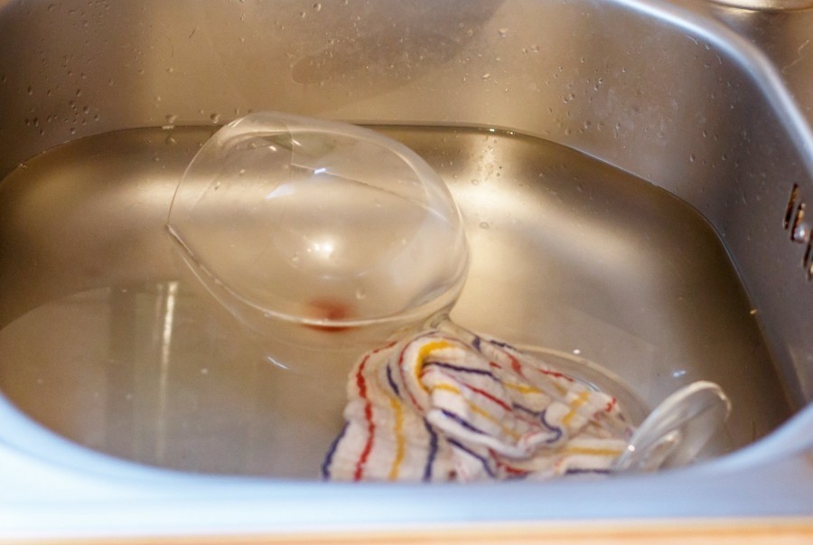 Gegen trübe Gläser: Gläser in Wasser mit einem Schuss Salmiakgeist geben, danach mit einem sauberen, trockenen Tuch polieren.