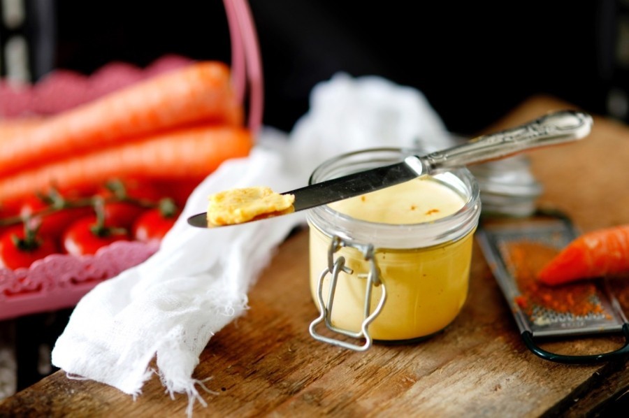 Am besten schmeckt die Tomaten-Möhren-Butter auf Baguette, auf einem Roggenbrot ist sie aber auch sehr lecker.
