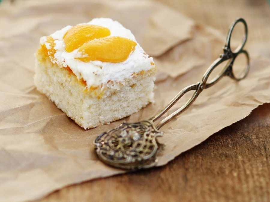 Den Aprikosen-Vanille-Blechkuchen am besten am Vortag schon backen und über Nacht im Kühlschrank kühlen.