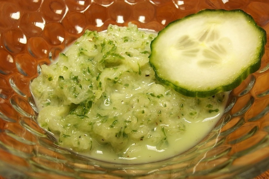 Gurkensalat mit Milch ist eine Norddeutsche Variante, kommt ohne Öl aus und sie wird euch sicher schmecken.