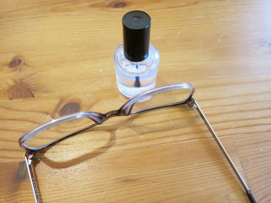 Ist eine Schraube an der Brille locker? Ein Tropfen farbloser Nagellack lässt sie für immer festsitzen.