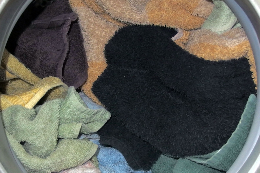 Trockene harte Handtücher werden schön weich, wenn man sie zusammen mit feuchten Handtüchern, in den Trockner gibt.
