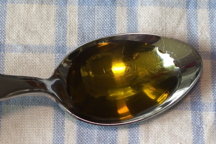 Olivenöl trinken bei schmerzhafter Verstopfung und Blähungen - schmeckt nicht, aber hilft! 