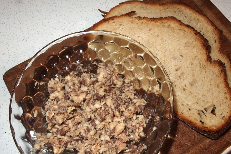 Aus Öl-Sardinen kann man einen leckeren, würzigen Brotaufstrich zaubern.