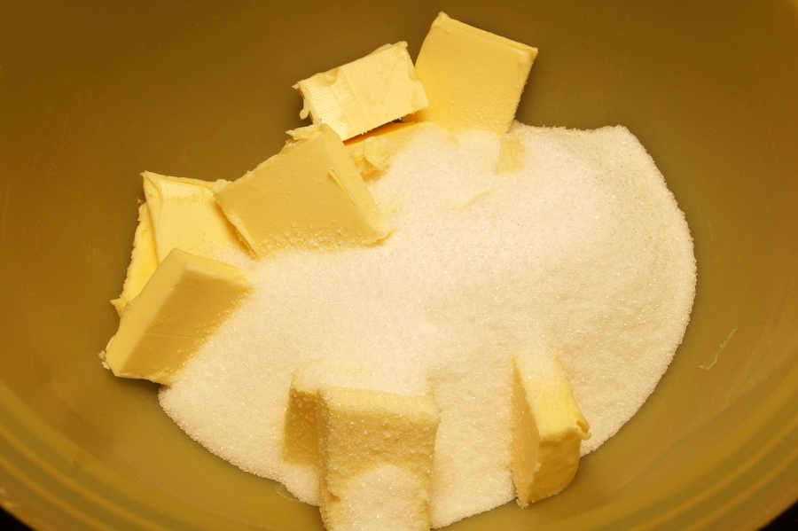 Die Butter mit dem Zucker schaumig schlagen.